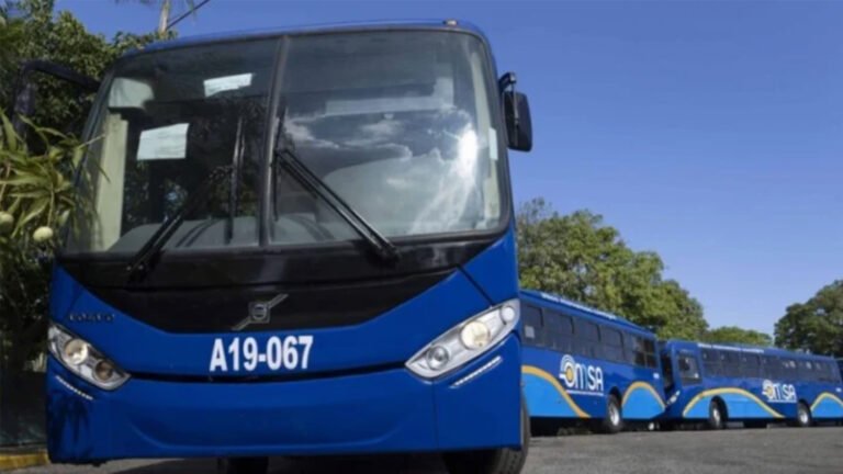 Usuarios del corredor de la avenida 27 de Febrero comenzaron a pagar RD$35 como parte del nuevo esquema de tarifa integrada del transporte público.
