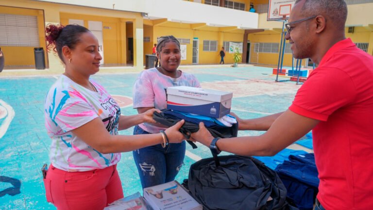 La entrega es valorada por padres y autoridades escolares por su impacto económico y social en miles de familias.