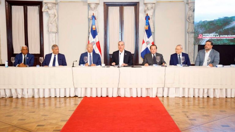 El presidente Luis Abinader encabezó en el Palacio Nacional el acto de entrega de títulos correspondientes a los parques nacionales Loma Novillero y Montaña La Humeadora.