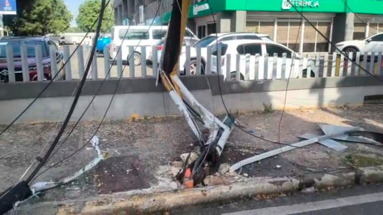 El accidente ocurrido en la intersección de las avenidas San Martín y Ortega y Gasset dejó varios lesionados y provocó daños en vehículos, postes, cableado y semáforos.