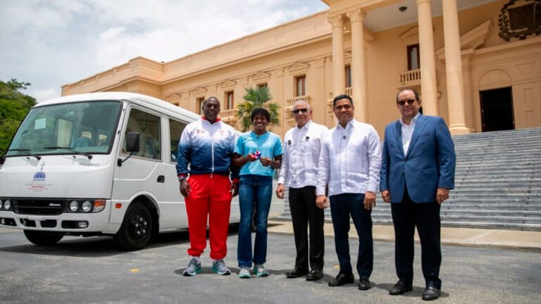 Marileidy Paulino recibió el autobús que será utilizado por su fundación para facilitar el traslado de atletas hacia entrenamientos y actividades deportivas.