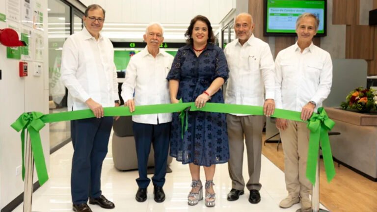 Steven Puig, Luis Molina Achécar, Angie Debord, Fidelio Arturo Despradel y Andrés Maldonado durante la apertura de la nueva sucursal del Banco BHD en BlueMall Punta Cana.