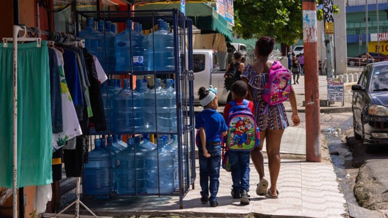 Más de ocho de cada diez hogares dominicanos utilizan agua de botellón como su principal fuente para beber, según datos del Censo 2022 publicados por la ONE.