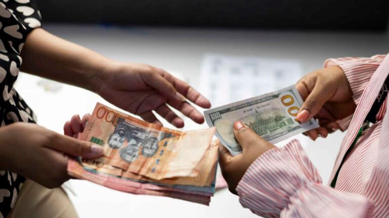 El dólar se cotiza por debajo de RD$60 en varias entidades financieras, mientras el peso dominicano acumula una apreciación de 7.8 % durante 2026.