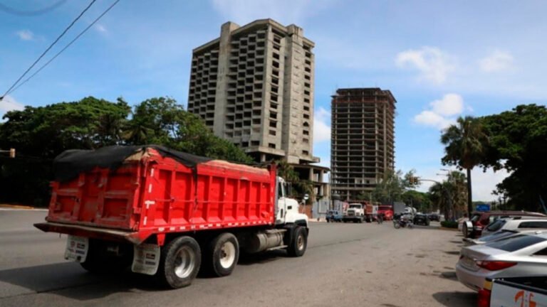 Vehículos pesados continúan circulando por el Malecón de Santo Domingo pese a las disposiciones que restringen su tránsito en distintos sectores de la capital.