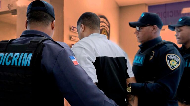 Yeudi Miguel Hernández Rodríguez durante su entrega a las autoridades. El imputado cumple tres meses de prisión preventiva por su presunta vinculación con la muerte del baloncestista Yeuri Rodríguez Batista.