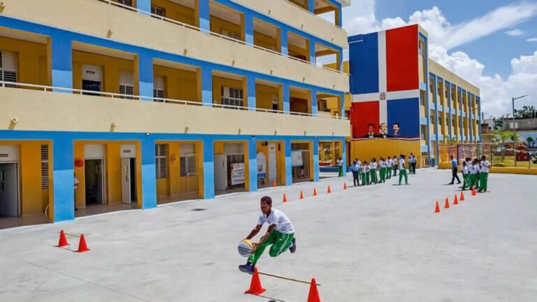 El año escolar 2026-2027 comienza este lunes en los centros educativos públicos del país, en medio de reclamos relacionados con infraestructura, cupos y demandas del sector docente.