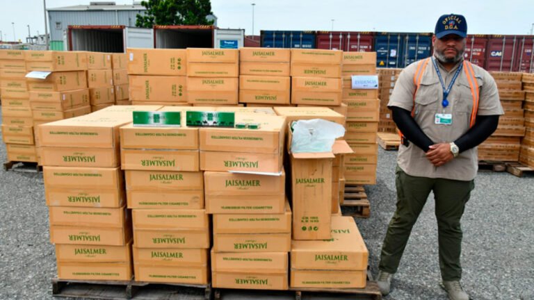 Aduanas y el Ministerio Público mantienen abierta una investigación tras la incautación de 4.5 millones de cigarrillos y 961 televisores en el Puerto Multimodal Caucedo.