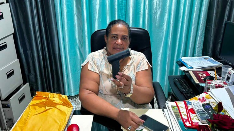 Deicy Alejandrina Mesa Espinosa, directora del Instituto Tecnológico Federico Henríquez y Carvajal, muestra uno de los dispositivos eléctricos incautados durante requisas realizadas en el plantel.