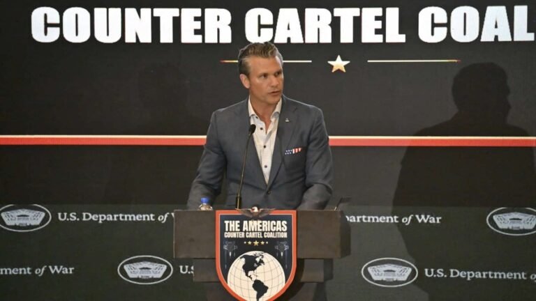 Pete Hegseth afirmó durante una visita a Panamá que Estados Unidos trabaja con países aliados para ampliar a tierra las operaciones contra organizaciones vinculadas al narcotráfico.