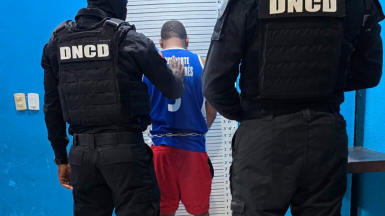 Ramón Martínez, conocido como “El Negro Amante”, fue arrestado en Santo Domingo Oeste tras ser requerido en extradición por la justicia de Puerto Rico.