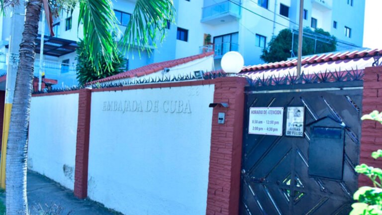 La Embajada de Cuba en Santo Domingo habría sido notificada sobre la salida de nueve de sus funcionarios diplomáticos y sus familiares antes del 16 de agosto.