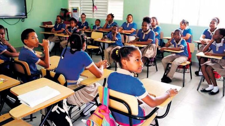 La ADP solicitó al Ministerio de Educación revisar los contenidos de Ciencias Sociales y reforzar el estudio de la historia, los símbolos patrios y los principales procesos de formación de la República Dominicana.