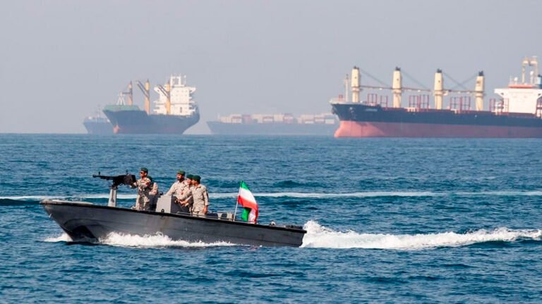 El estrecho de Ormuz constituye una de las principales rutas marítimas para el transporte internacional de petróleo y gas entre el golfo Pérsico y el océano Índico.