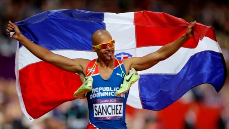 Félix Sánchez practicó béisbol y fútbol americano antes de una lesión en la muñeca que lo llevó al atletismo, disciplina en la que conquistó dos medallas de oro olímpicas.