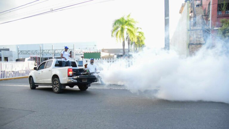 Salud Pública desarrolla jornadas de fumigación y exhorta a la población a eliminar recipientes con agua acumulada para reducir los criaderos del mosquito transmisor del dengue.