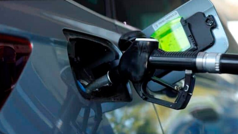 Conductores hacen fila para abastecerse de combustible en Teherán, en medio de la incertidumbre por las nuevas sanciones estadounidenses y posibles restricciones en el suministro.