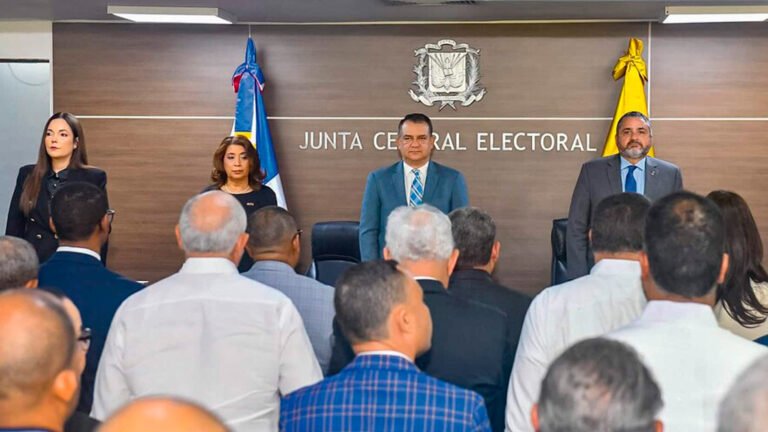 El Pleno de la Junta Central Electoral suspendió provisionalmente el artículo 13 del reglamento que restringía la publicación de encuestas electorales fuera de los períodos de precampaña y campaña.