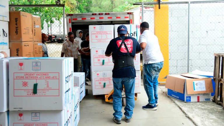 Vacunas hexavalente y tetravalente acelular recibidas por el Ministerio de Salud Pública para reforzar el esquema nacional de inmunización infantil.