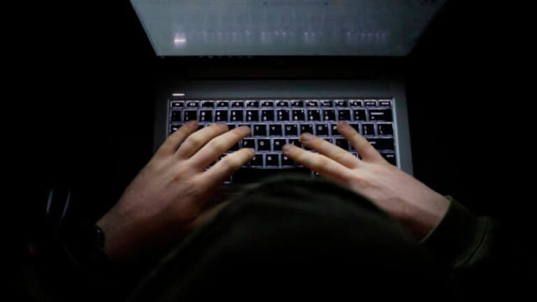 El grooming puede comenzar mediante conversaciones aparentemente inofensivas en redes sociales, videojuegos, aplicaciones de mensajería y otras comunidades digitales.