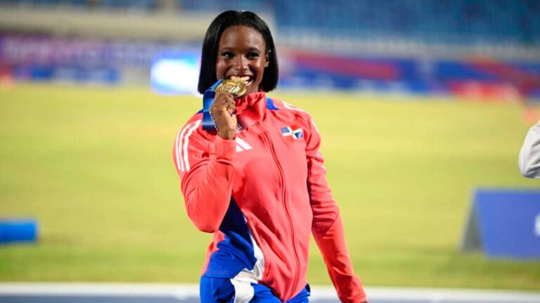 Liranyi Alonso celebra tras conquistar la medalla de oro en los 100 metros, prueba en la que estableció un nuevo récord de los Juegos Centroamericanos y del Caribe.