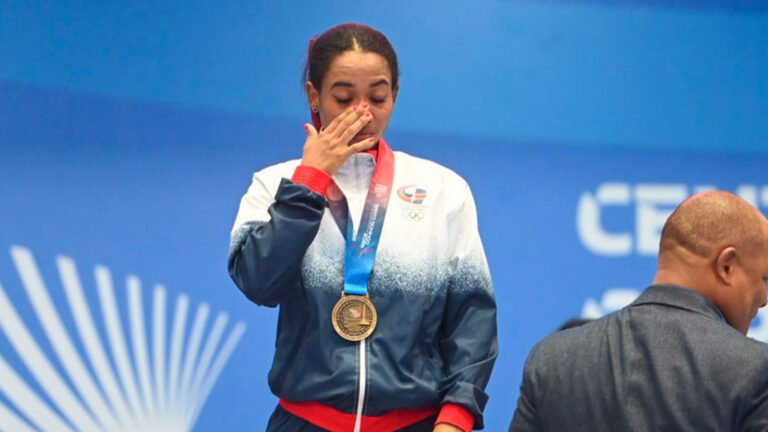 Dahiana Ortiz conquistó la medalla de oro en envión tras levantar 100 kilogramos en la categoría de 49 kg durante los Juegos Centroamericanos y del Caribe 2026.