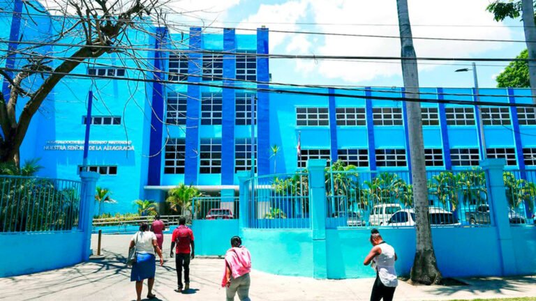 La Maternidad Nuestra Señora de La Altagracia registró 17 muertes neonatales entre el 1 y el 24 de agosto, mientras el SNS mantiene reforzada la vigilancia epidemiológica en el centro.