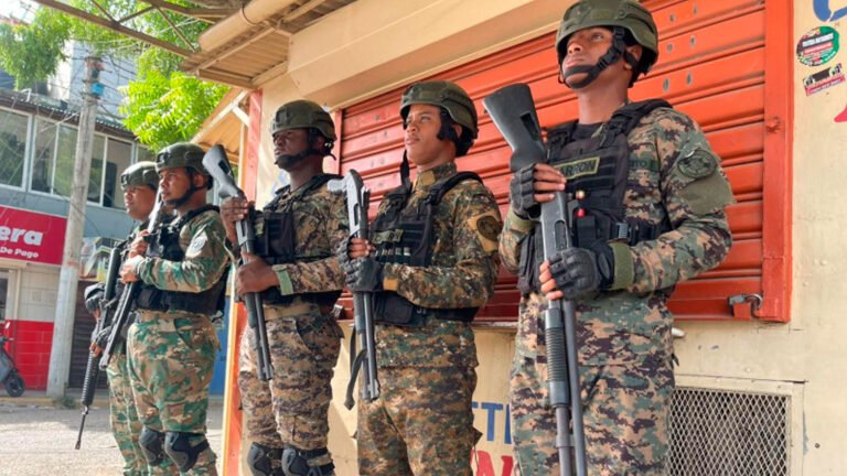 Agentes policiales y militares permanecen desplegados en Navarrete durante el paro de 48 horas que afecta parte del comercio y la circulación en el municipio.