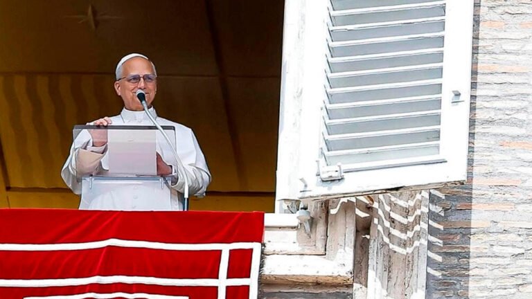 León XIV se dirige a los fieles desde el Palacio Apostólico Vaticano tras el rezo del Ángelus.