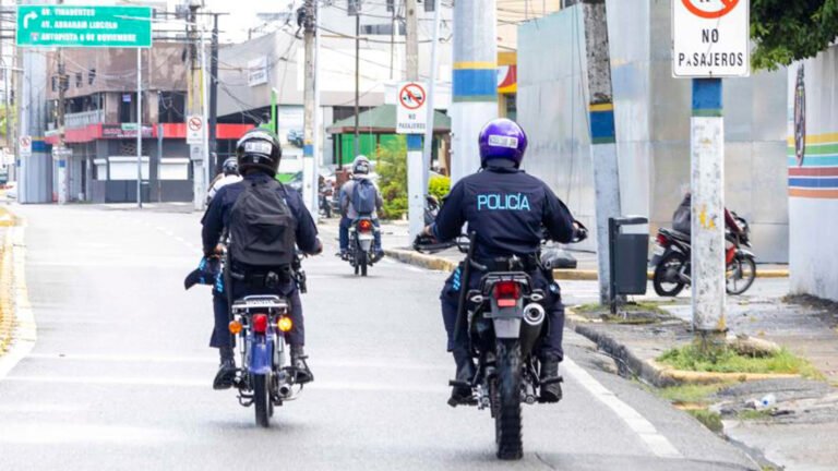 Agentes de la Policía Nacional participan en el nuevo modelo de patrullaje por cuadrantes implementado en distintos sectores de Santo Domingo.