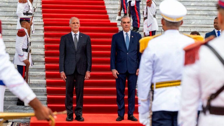 El presidente Luis Abinader recibió en el Palacio Nacional a su homólogo de Honduras, Nasry Asfura, quien expresó interés en adquirir aeronaves y vehículos blindados desarrollados por la Industria Militar Dominicana.