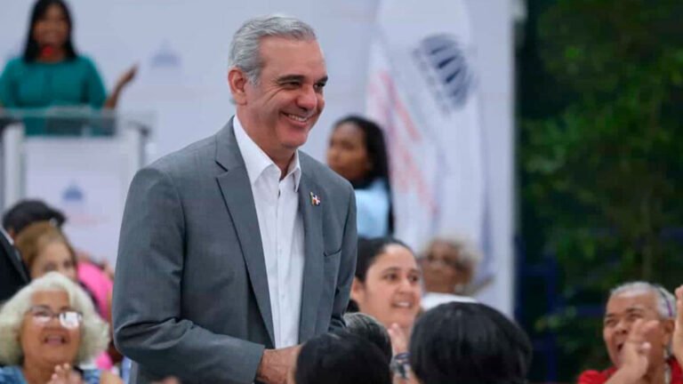 Luis Abinader concluye su sexto año de Gobierno con 55.5 % de aprobación entre quienes expresaron una opinión definida, según una medición de AtlasIntel.