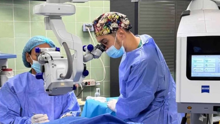 Parte del equipo médico que participó en el primer trasplante de córnea realizado en el Hospital Salvador Bienvenido Gautier.