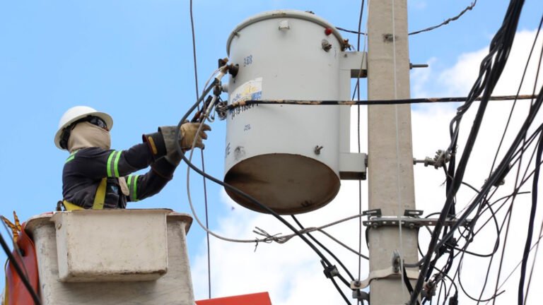 El Gobierno plantea retomar los ajustes a la tarifa eléctrica como parte de una estrategia para reducir el déficit de las distribuidoras y disminuir la presión del subsidio sobre las finanzas públicas.