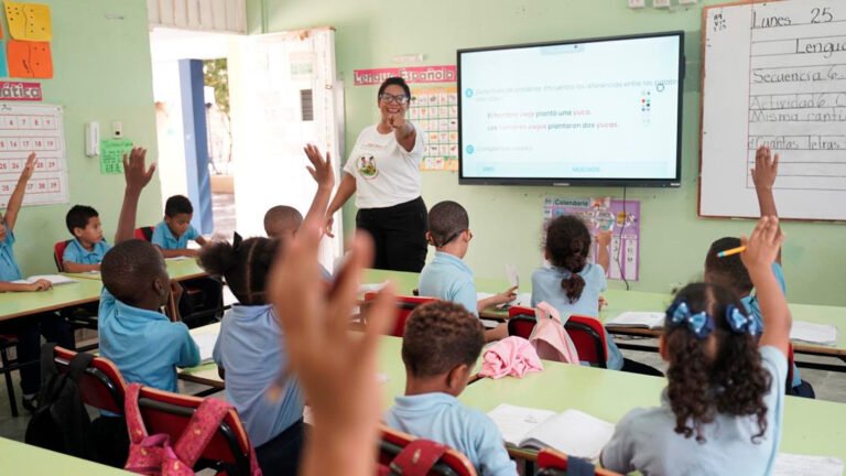 El Minerd asegura que cuenta con los docentes necesarios para iniciar el año escolar 2026-2027 y mantiene jornadas de capacitación para más de 90,000 maestros.