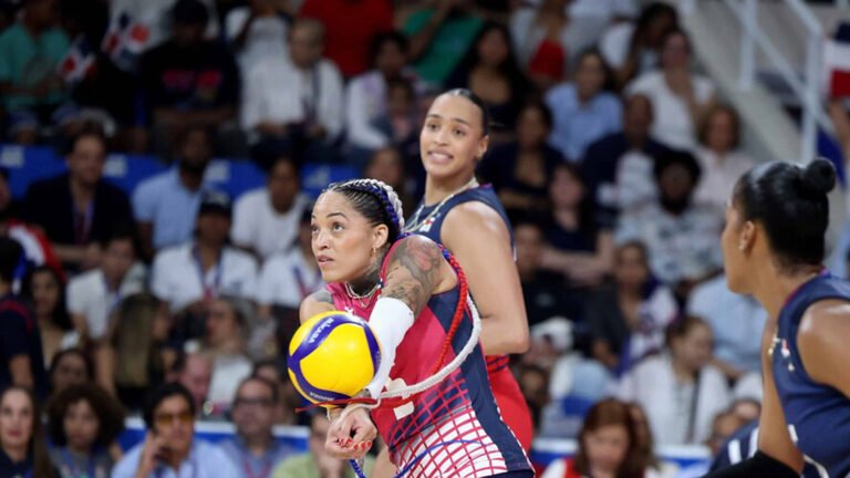 Brenda Castillo, líbero de las Reinas del Caribe, recibe un balón durante la final del voleibol femenino de Santo Domingo 2026 frente a Colombia.