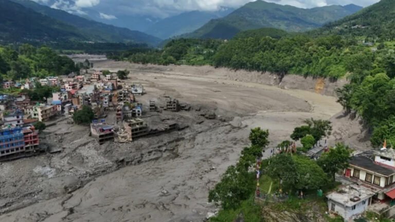 Equipos de rescate trabajan en las zonas afectadas por la riada que golpeó la región fronteriza entre Nepal y el Tíbet, dejando al menos 160 muertos y más de 700 personas sin localizar hasta el cierre del miércoles.