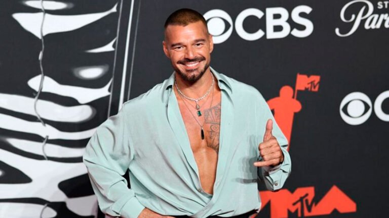 Ricky Martin interpreta a Roby en “Hombre al agua”, película dirigida por Gael García Bernal en la que también participa como productor ejecutivo.
