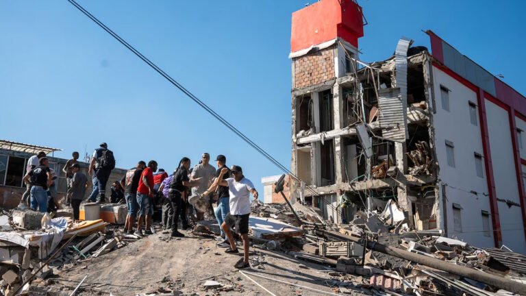 Equipos de emergencia y residentes participan en las labores de búsqueda tras el terremoto de magnitud 7.4 que ha dejado decenas de víctimas y graves daños en Colombia.