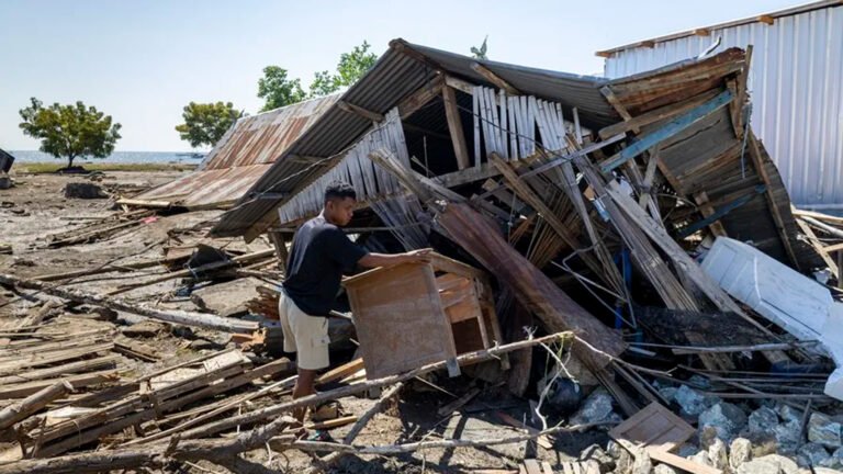 El terremoto de magnitud 7,7 registrado en la isla indonesia de Flores ha dejado al menos 100 muertos, más de 1,600 heridos y miles de viviendas dañadas.