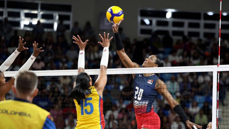 Brayelin Martínez ataca ante la defensa de Colombia durante la final del voleibol femenino de los Juegos Centroamericanos y del Caribe Santo Domingo 2026.