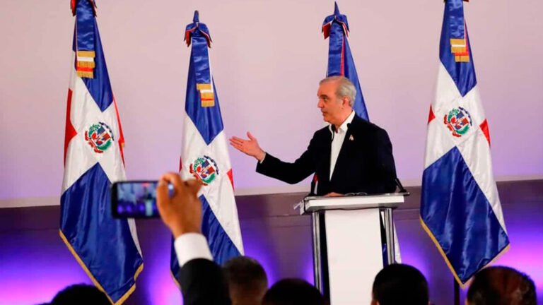 El presidente Luis Abinader informó que el Gobierno analiza las nuevas restricciones haitianas al ingreso terrestre de productos dominicanos y dará a conocer su posición oficial este martes.