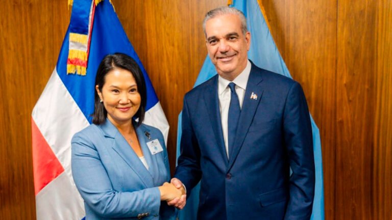 Los presidentes Luis Abinader y Keiko Fujimori durante su reunión bilateral en Nueva York, en el marco de la Asamblea General de las Naciones Unidas.