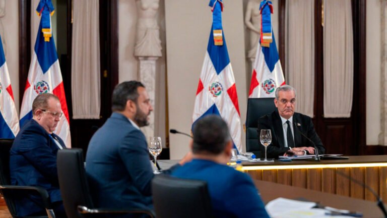 Gobierno reporta reducción de la pobreza monetaria a 13.75 % en el segundo trimestre de 2026 El Gobierno informó que la pobreza monetaria se redujo a 13.75 % durante el segundo trimestre de 2026, frente al 16.65 % registrado un año antes.