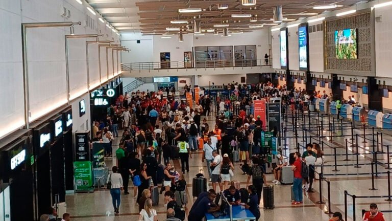 La Dirección General de Aduanas establece límites para el ingreso de dinero, equipos electrónicos, regalos, medicamentos y otros bienes transportados por viajeros.