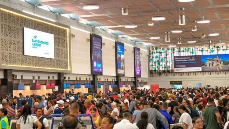 Varias aerolíneas han ajustado durante 2026 sus rutas entre República Dominicana y Estados Unidos, reduciendo algunas opciones directas mientras otras conexiones continúan operando.