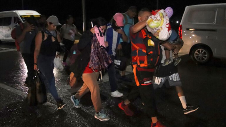 Más de 600 migrantes integrantes de la caravana “Fe y Esperanza” retomaron su recorrido desde Tapachula, Chiapas, con la intención de avanzar hacia el norte de México.