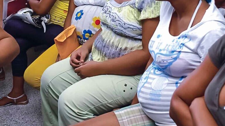 Los embarazos adolescentes disminuyeron en términos generales durante el primer semestre de 2026, aunque los registros aumentaron entre las dominicanas y cayeron con fuerza entre las haitianas, según datos preliminares de la ONE.