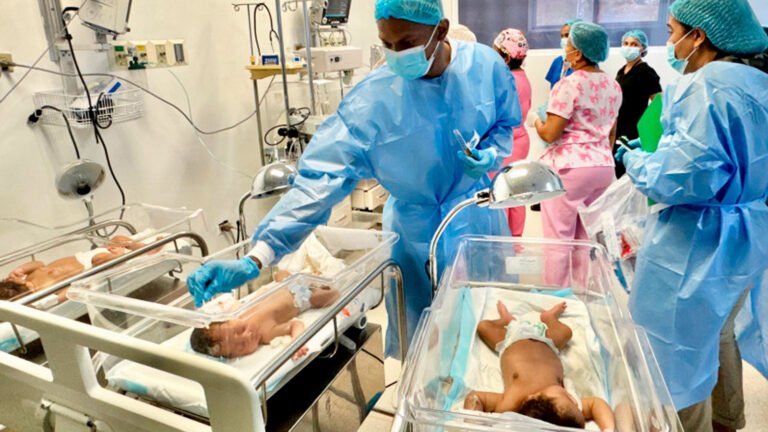 Especialistas del Laboratorio Nacional de Salud Pública realizaron toma de muestras en el Hospital Ángel Contreras de Monte Plata tras denuncias sobre posibles infecciones en neonatos.