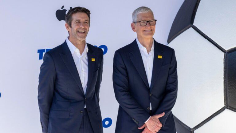 John Ternus asume este 1 de septiembre como nuevo CEO de Apple, mientras Tim Cook pasa a ocupar la presidencia ejecutiva de la junta directiva de la compañía.